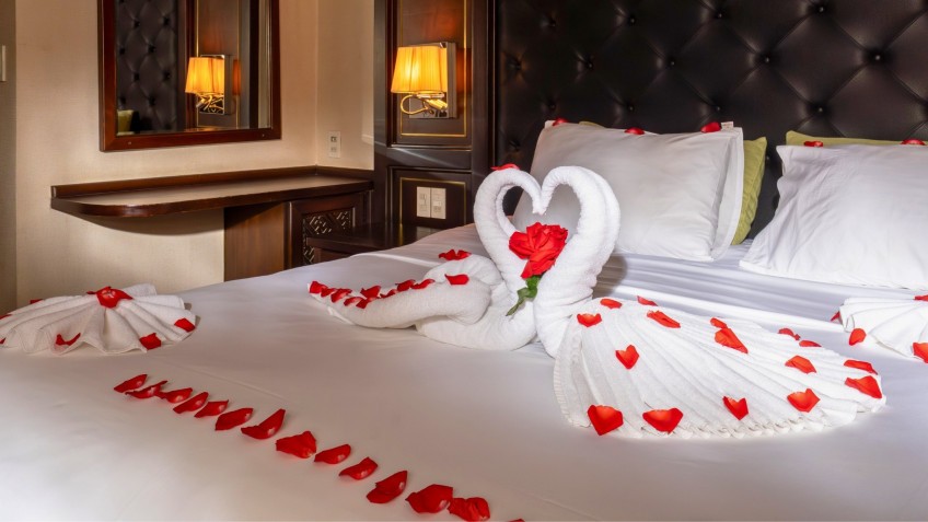 Garden Bay Peak Cruise: Honeymoon Decoration