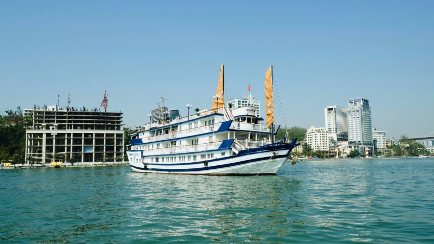 Top junk boat to Bai Tu Long Bay