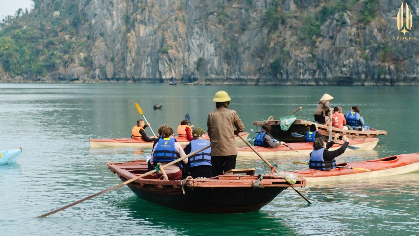 Discover the bay on rowing boat