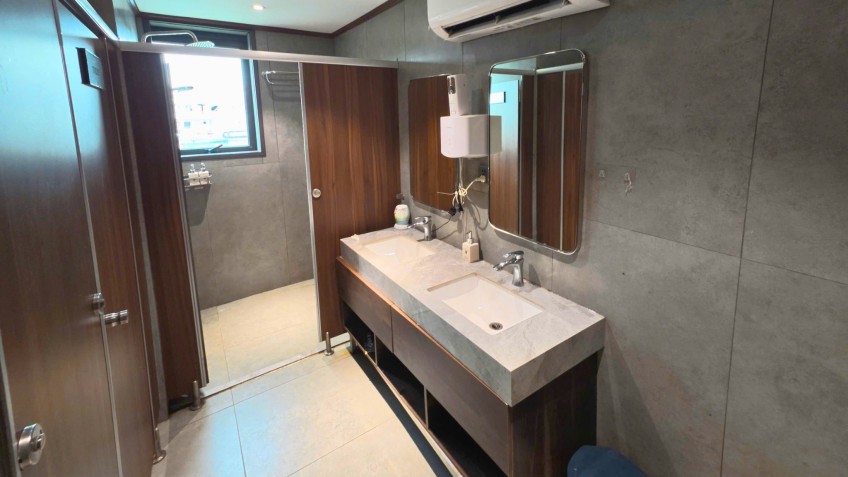 The Halong Catamaran: Clean Bathroom