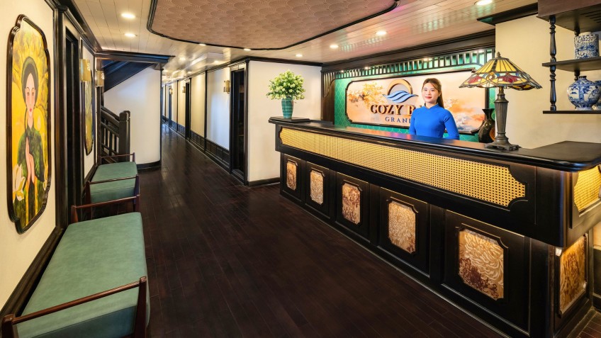 Cozy Bay Grand Cruise: Reception Desk on board