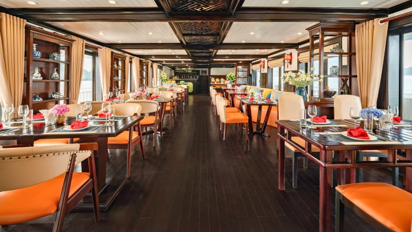 Cozy Bay Grand Cruise: Mellow Ambiance in Restaurant