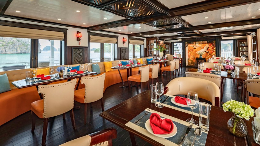 Cozy Bay Grand Cruise: Lovely Table set for Dinning Experience
