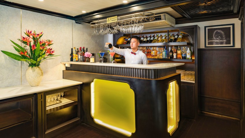 Cozy Bay Grand Cruise: Have drinks at the Bar