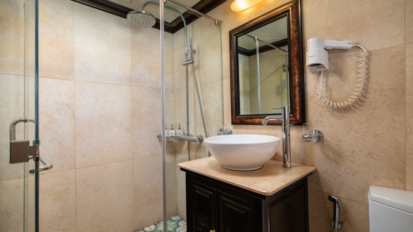 Cozy Bay Grand Cruise: Modern Bathroom