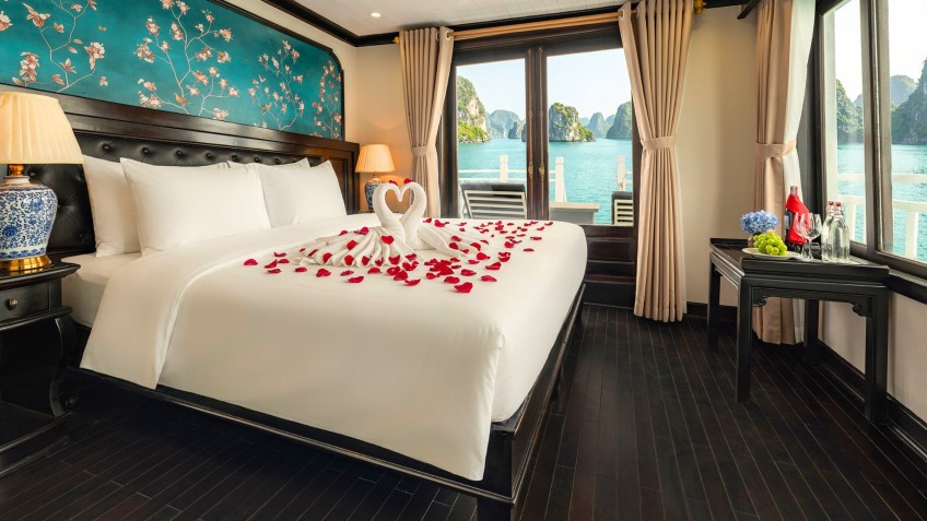 Cozy Bay Grand Cruise: Honeymoon decoration