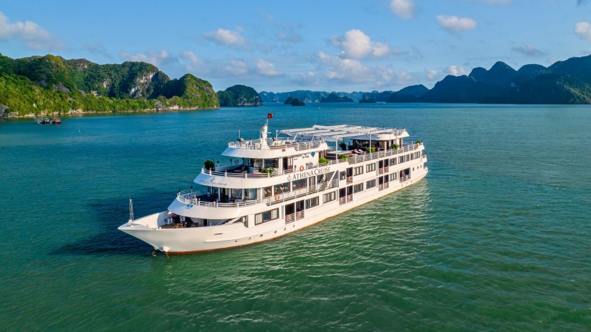 Athena Luxury Cruise: Athena Luxury in Pretty Halong Bay