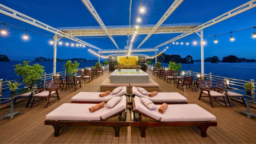 Athena Luxury Cruise: Panoramic Bay view on sundeck