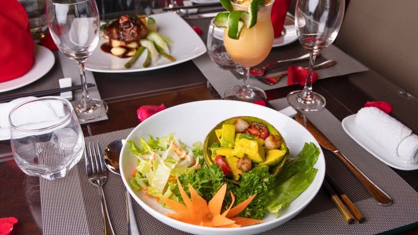 Amazing Sails Gallery Cruise: Savory Food