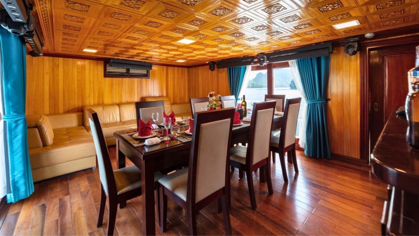 Amazing Sails Gallery Cruise: Comfy Relaxing Area
