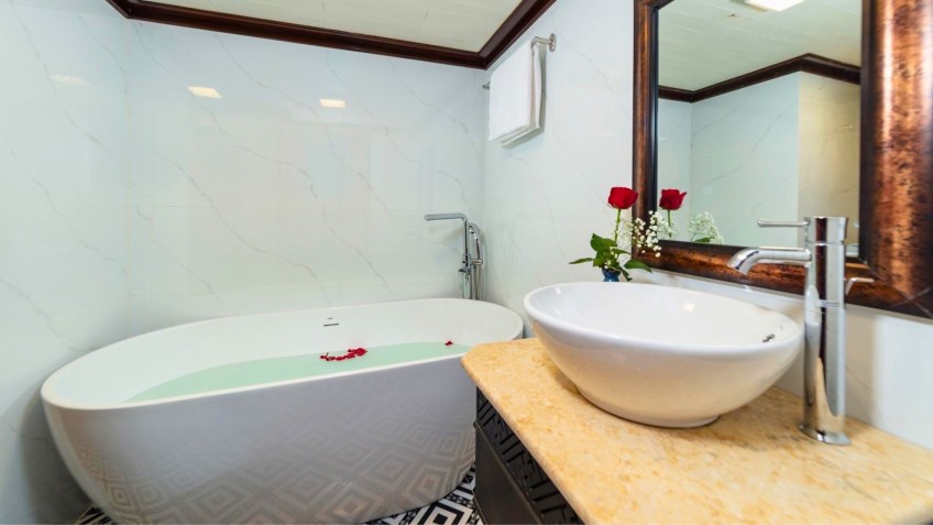 Amazing Sails Gallery Cruise: Bathroom with a Bathtub