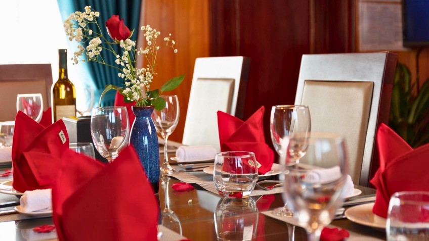 Amazing Sails Gallery Cruise: Pretty Table Set up