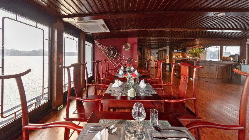 Red Dragon Junk: Restaurant With Bay Views