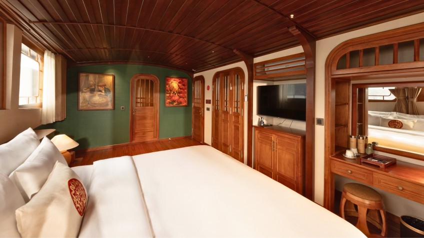 Red Dragon Junk: Relax In King Size Comfort