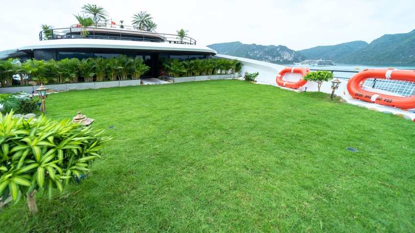 Play minigolf on the cruise ship