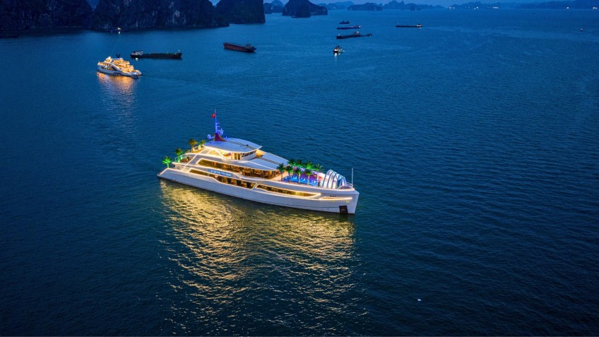 Luxury day cruise in Halong Bay