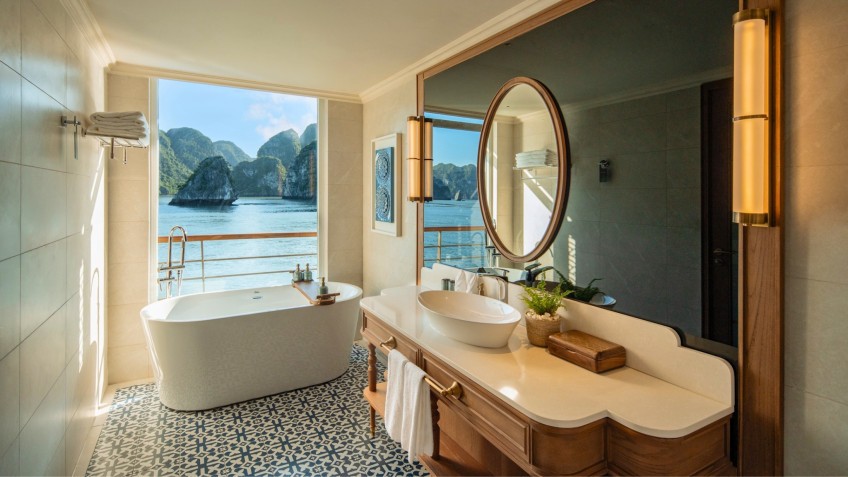 Large and airy Bathroom