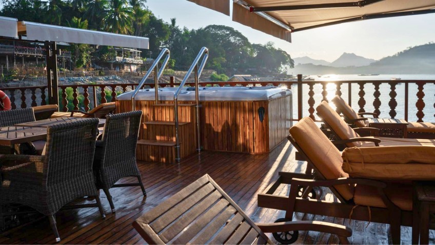 Sundeck with a Jacuzzi