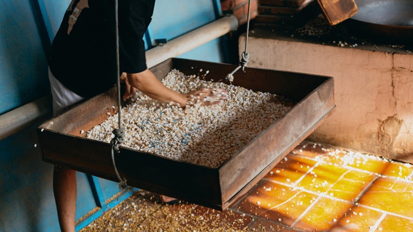 Making Traditional Rice Popcorn