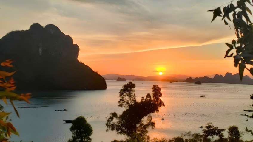 Oris Cruise: Breathtaking sunset in Mang Ha