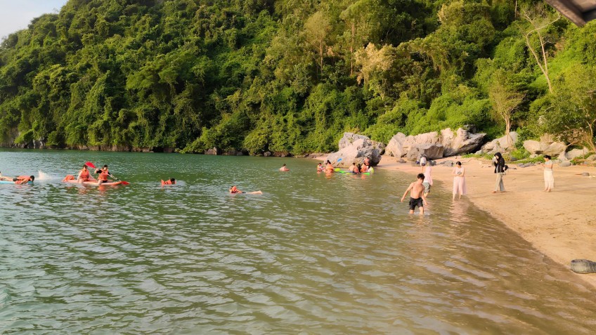 Oris Cruise: Have fun on pretty beach