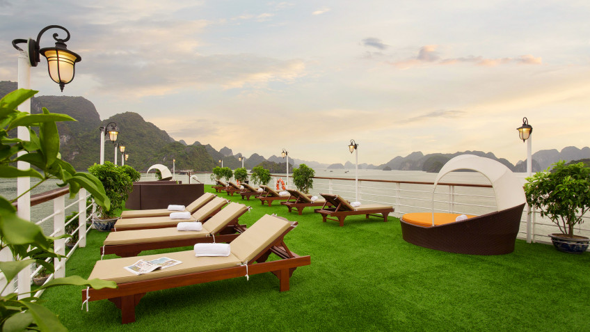 Mon Cheri Cruise: Admire Splendid Halong Bay View