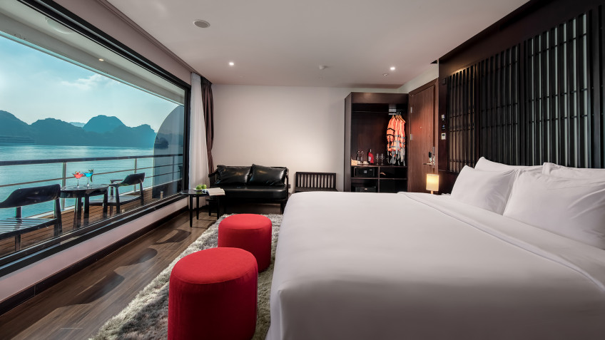 Scarlet Pearl Cruise: Breezy scenery through over-glass window