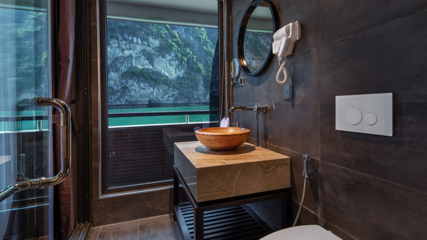 Scarlet Pearl Cruise: Amenities bathroom