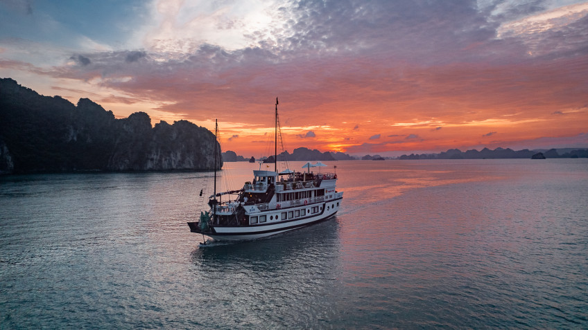 Dragon Pearl Junk: Fiery sunset on Bai Tu Long Bay