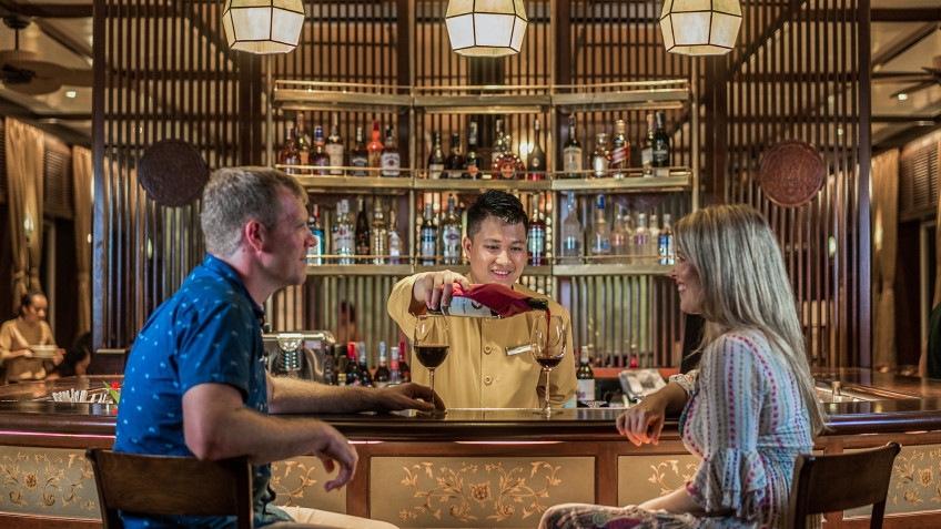 Heritage Line Ylang Cruise: Sip nice cocktail in Bar