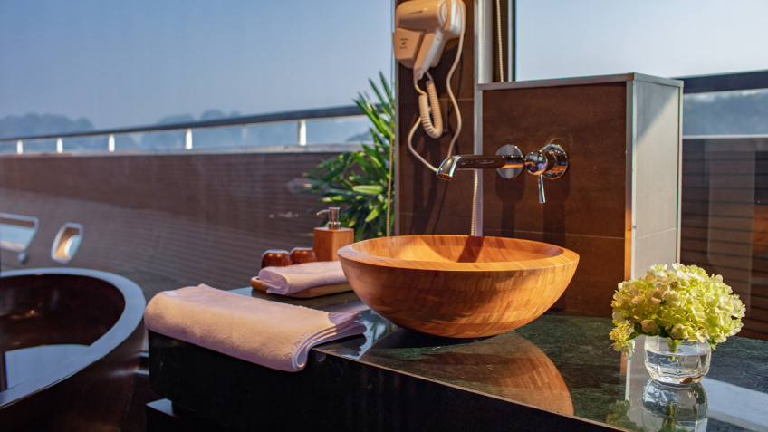 Scarlet Pearl Cruise: Bathroom's sunny corner