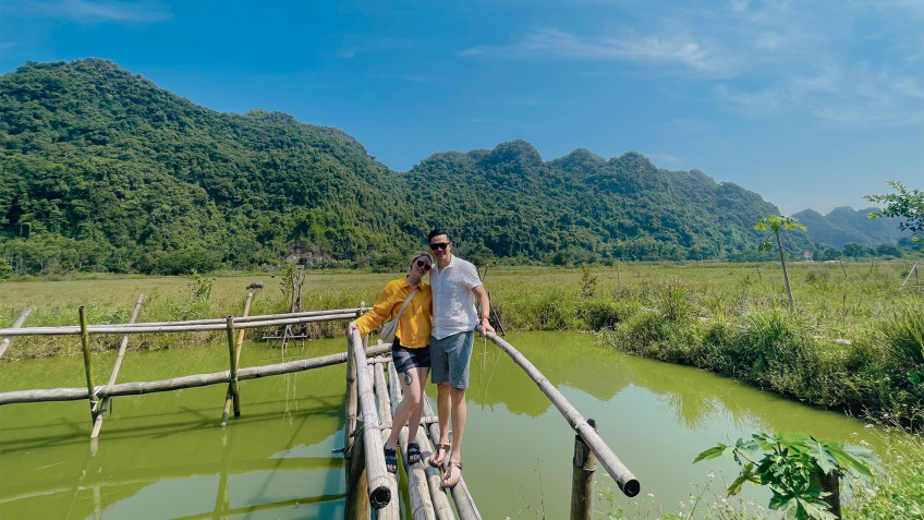Scarlet Pearl Cruise: Take photograph on bamboo bridge
