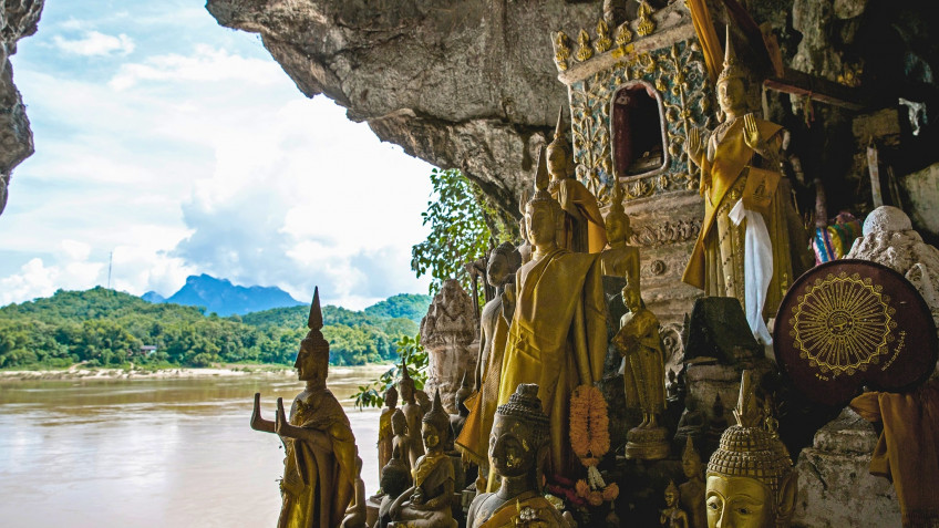 Captivaing Pak Ou Cave By Mekong River