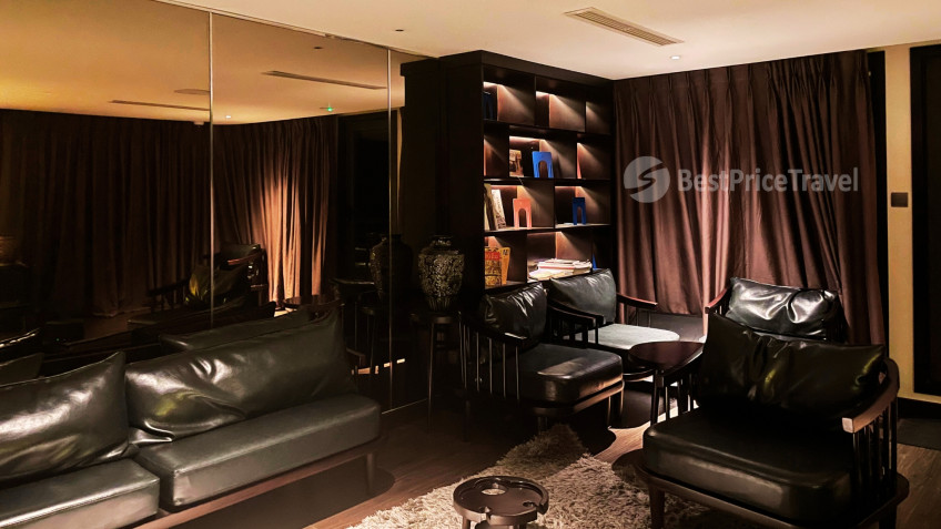 Scarlet Pearl Cruise: Chilling space of library and movie room