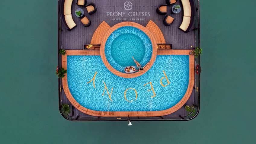 Peony Cruise: Colorful Outdoor Jacuzzi