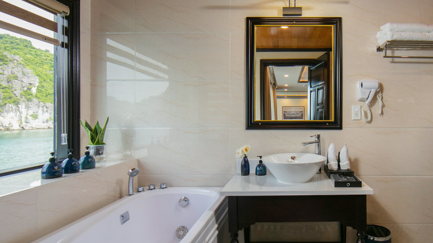 Hermes Cruise: Comfortable Bathroom