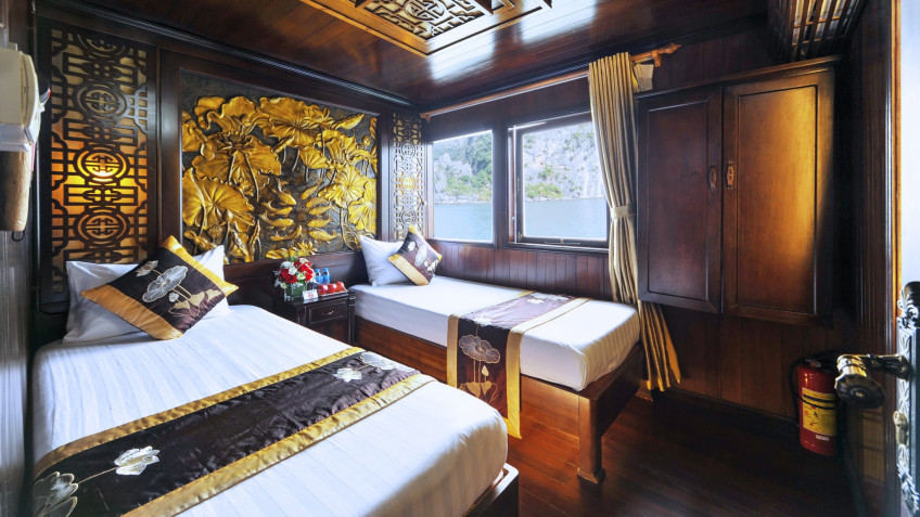 Renea Cruise: See tiny Bai Tu Long islets