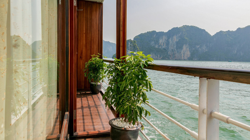 MilaLux Cruise: Sunlit private balcony