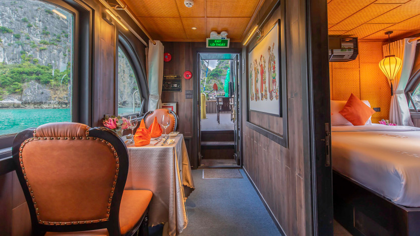 Lamour Private Junk: Private indoor dining table with spacious bay view