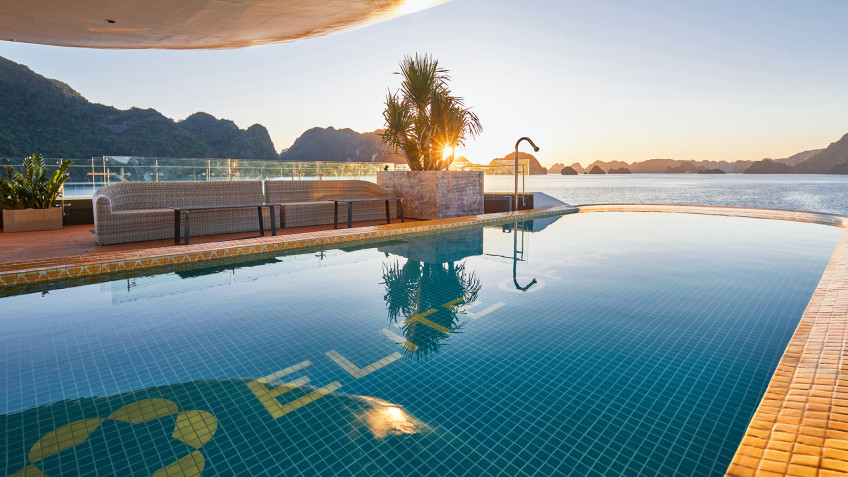 Elite of the Seas Cruise: Immense infinity swimming pool