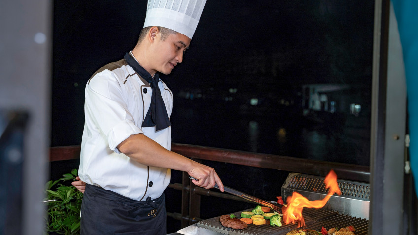 Nostalgia Cruise: Enjoy BBQ at outside door