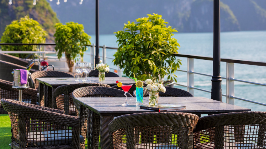 Mon Cheri Cruise: Enjoy Cocktails On Sundeck