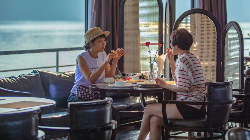 Scarlet Pearl Cruise: Enjoy light breakfast