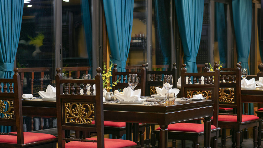 Nostalgia Cruise: Fine dining set table