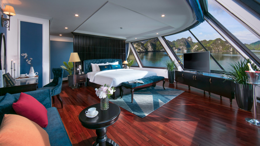 Le Theatre Cruise: Giant glass windows