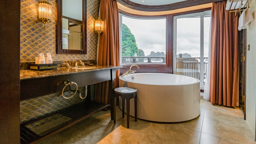 Heritage Line Ginger Cruise: Bathroom with Bathtub