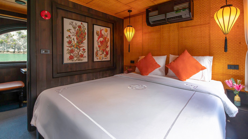 Lamour Private Junk: Ancient Vietnamese decor for honeymoon