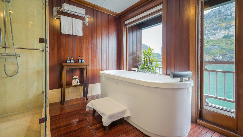 Paradise Peak Cruise: High End Spa Bathtub