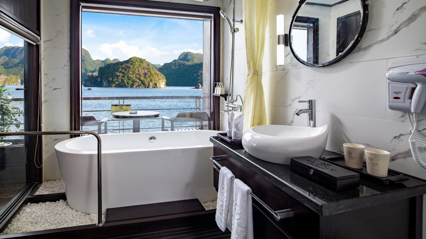 Peony Cruise: Huge And Spotless Bathtub