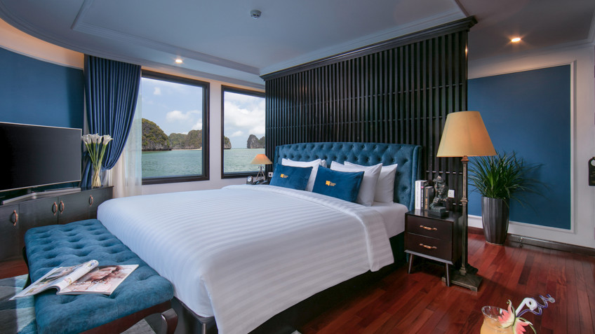 Le Theatre Cruise: Huge emerald cabin